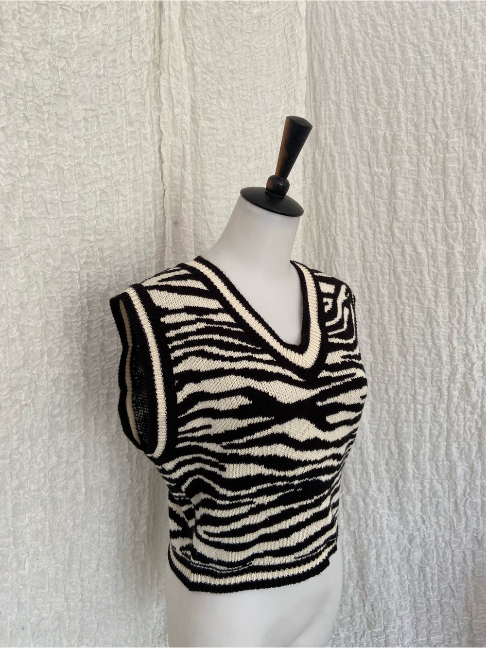 STORETS Sleeveless Zebra Knit Sweater Vest - Black & Cream